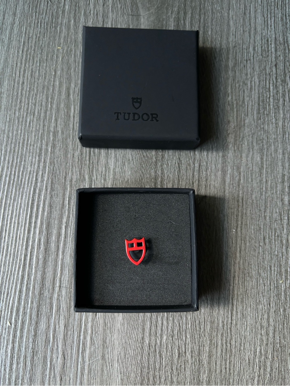 TUDOR Pin in red in black Tudor box